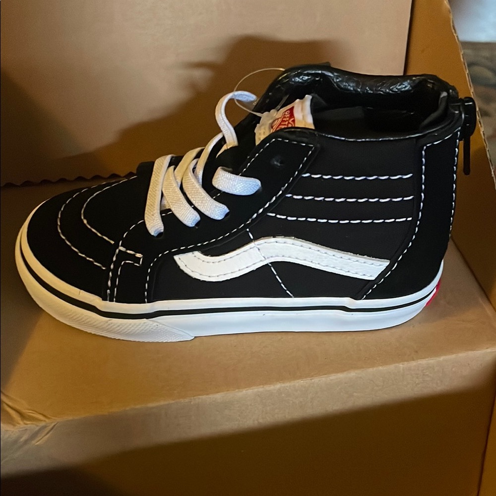 Vans Black and White Sk8-Hi Zip SZ 7.5